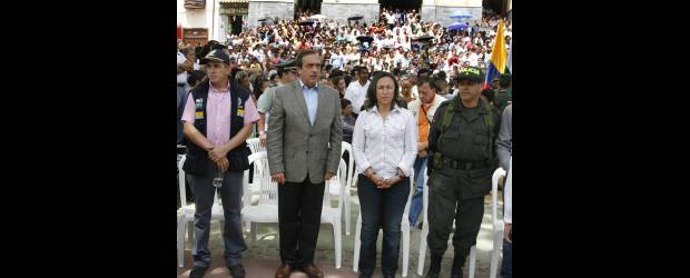 El Presidente estará hoy en Amagá | Esteban Vanegas | El Gobernador de Antioquia se desplazó a la zona para estar pendiente de las labores de rescate y ayer participó en las honras fúnebres.