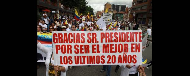 A pesar de la lluvia la gente se animó a salir | Colprensa, Bogotá | En Bogotá marcharon unas 2.000 personas que destacaron los logros en seguridad durante el gobierno de Álvaro Uribe. Para algunos, fue un "homenaje chiquito" comparado con la gestión adelantada por el Jefe del Estado.