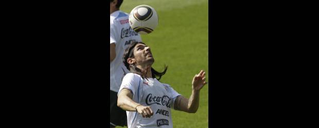 Sudáfrica abre el paso a los titanes | Fernando Vera, Ap, Johannesburgo-sudáfrica | Sebastián Abreu, quien le dio la clasificación a Uruguay desde los 12 pasos con un cobro atrevido pero efectivo, se perfila para remplazar a Luis Suárez en la semifinal frente a Holanda. El partido será mañana en Ciudad del Cabo.