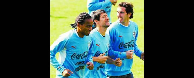 América palpita por Uruguay | Fernando Vergara, AP-Ciudad Del Cabo, Sudáfrica | Álvaro Pereira, Ignacio González y Diego Godín ratifican en el entrenamiento el optimismo que reina en la Selección de Uruguay para jugar este martes la primera semifinal del Mundial de Sudáfrica-2010.