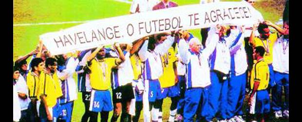 Gratitud premió a Joao Havelange | Archivo | Joao Havelange, ex presidente de la Fifa, es empresario en sectores del transporte, químico y metalúrgico. La imagen de la Selección Brasil es de 2002.