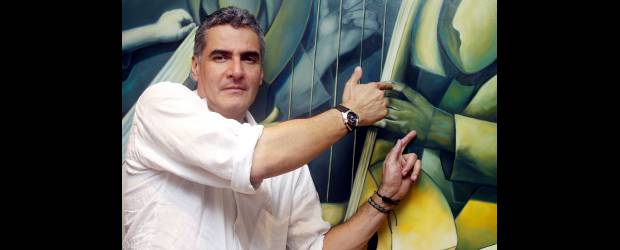 Luis Fernando Suescún: expresión y abstracto | | El artista, Luis Fernando Suescún, hace énfasis en algunos trazos de una de sus obras.