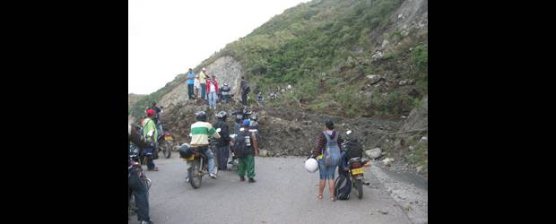 Ola de rocas cerró vía al mar | Cortesía Invías | Fueron tantas las rocas que cayeron sobre la vía al Mar, que los ingenieros ni siquiera se atreven a decir cuánto tardará cerrada.