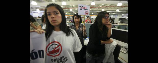 Venezuela, sin fotos ni noticias de violencia | Fernando Llano, Ap - Caracas, Venezuela | Las protestas de los periodistas de El Nacional no se hicieron esperar. Además de la portada sin fotos que le dio la vuelta al mundo, utilizaron en su sala de redacción pancartas con frases como: Que nadie te calle.