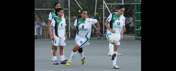 Paisitas estudian y juegan al futsal | Juan Antonio Sánchez | Paisitas inicia mañana cuartos de final en Manizales y rematará en Bello.