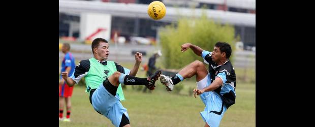 Un clásico no tiene acento | Juan Antonio Sánchez | En la Base Aérea de Rionegro, el DIM realizó el segundo entrenamiento de la semana. Arriba, Hernán Pertuz, quien esperó con paciencia y ahora goza como titular. Abajo, Juan López y Martín Arzuaga.