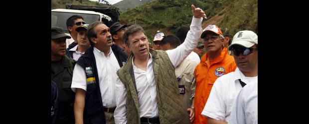 Santos: esperanzas y advertencia | Jaime Pérez Enviado Especial, Giraldo | El presidente Juan Manuel Santos y el gobernador Luis Alfredo Ramos visitaron la zona de desastre y llevaron aliento a las familias de los desaparecidos, a quienes prometieron ayudas del Fosyga.