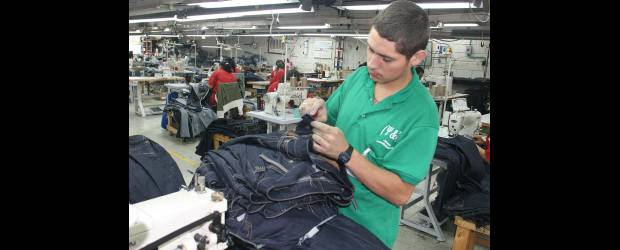 Ideas para detener la caída del dólar | Archivo | El sector exportador es el que con mayor intensidad ha registrado el rigor de la apreciación del peso. En esa medida, las empresas textileras, ya sea grandes o pequeñas confeccionistas, han visto cómo sus ingresos se afectan por la tasa de cambio desfavorable. Desde 2007 se han perdido más de 800.000 empleos.