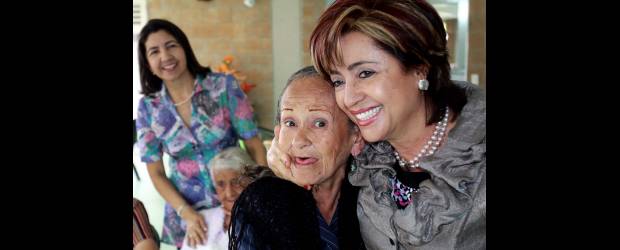 45 abuelitos viven ahora en El Edén | Manuel Saldarriaga | Esto no es un ancianato, es un hogar donde todos vivimos en familia, resalta Luz Amparo Roldán, a la derecha abrazando a una de las abuelitas. La observa atrás Clara Villota, directora Ejecutiva de El Edén, mientras contempla a otras de las integrantes de esta familia especial.