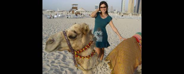 Qué hace una médica paisa en Dubai | Cortesía | Juliana, en una de las playas de Dubai, una ciudad que le gusta, pese al calor insoportable del verano. Hace poco estuvo de vacaciones en Medellín. Ahora puede ejercer la Medicina en calidad de prueba, mientras obtiene la licencia definitiva. Un mundo en el que Colombia es muy desconocido.