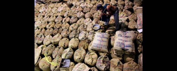 Exportadores de café piden más libertad | Julio Cesar Herrera | Asoexport es el gremio que representa al 75% de las exportaciones de café, mientras la Federación regula el mercado y exporta sólo el 23% del grano.