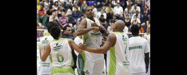 Arrieros está derecho | Edwin Bustamante | Arrieros-Indeportes Antioquia superó la resistencia de Cúcuta para poner la serie 2-0 en la final de la Copa Invitacional de baloncesto. Así como se equivocaron los árbitros, también lo hicieron los directivos locales al ingresar a la cancha a amenazar a los responsables del juzgamiento. Los destacados fueron Stalin Ortiz (30 puntos), Heissler Guillént (28), Alejandro Flores y Yáder Fernández.