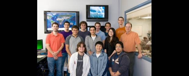 Sebastián lidera en E. U. una idea satelital | Cortesía | Sebastián Muñoz Toro (con camiseta color naranja a la izquierda de la imagen), es el líder estudiantil del equipo del proyecto Fastrac. El investigador principal es Glenn Lightsey. Unas de las posibilidades laborales de Sebastián estarían en Estados Unidos.
