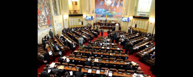 Pasó a plenarias reforma tributaria | Archivo | Con dificultades, y luego de un amplio debate, pasó a la discusión de las plenarias de Senado y Cámara la Reforma Tributaria del Gobierno.