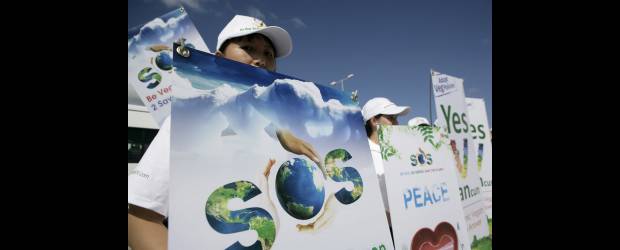 No hay buen clima en conferencia del clima | Reuters | Activistas chinos afuera de la ciudadela donde se realiza la Cumbre del Clima piden acciones contra el cambio climático. La de ellos: ser vegetarianos.