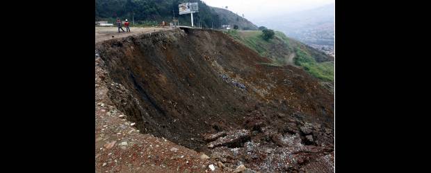 Tramo de la Autopista está en zona de riesgo | Esteban Vanegas | Los efectos del deslizamiento en el sector de Calle de Vieja también se sienten en la doble calzada de la Autopista Medellín-Bogotá. Por esta razón los concesionarios de la vía pidieron precaución al transitar por la zona, incluso como medida preventiva fue cerrada la calzada aledaña al lugar el deslizamiento.