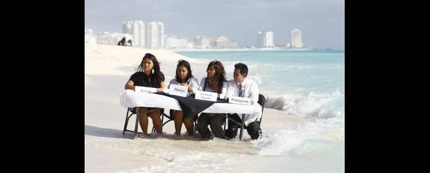 Acuerdo de Cancún se oscurece | Reuters, Cancún | Activistas de 350.org simulan una reunión en una mesa dentro del mar. El tiempo se agota y no había ayer consenso sobre temas fundamentales. Bolivia incluso, se atravesó con una fuerte postura, como en 2009, y podría evitar cualquier pacto. La delegada de Colombia pidió un acuerdo vinculante.