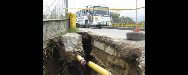 Cierran puente en Autopista Norte | Cortesía | Desde el medio día de ayer permanece cerrado, en sentido norte-sur, el puente sobre la quebrada La García en el sector de La Granja, en Bello.