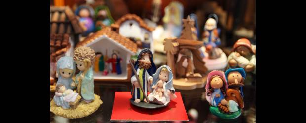 La casa de Gloria ¡un pesebre! | Róbinson Sáenz | Con formas infantiles y coloridos, muchos de los pesebres de la colección de Gloria representan a la vez el trabajo artesanal de muchos otros países. Los hay de Ecuador, México, Brasil y un largo etcétera. Cada pesebre me recuerda a un ser querido, destaca esta coleccionista.