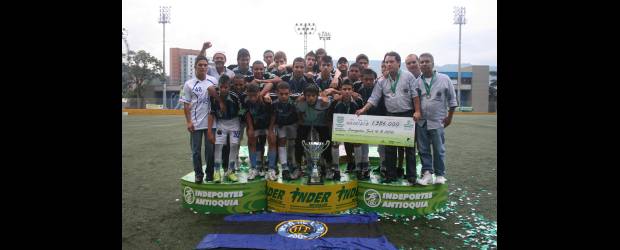 Fútbol paisa entregó coronas | Cortesía Fedefútbol | El Inter de la Paz, de Envigado, ganó en la categoría sub16 B. En la final derrotó por 1-0 a Talentos Junior. Premio al trabajo de sus dirigentes.