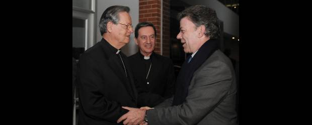 Iglesia ayudaría en sometimientos | Colprensa, Bogotá | El presidente, Juan Manuel Santos, junto al presidente de la Conferencia Episcopal monseñor Rubén Salazar (centro) y monseñor Iván Antonio Marín.