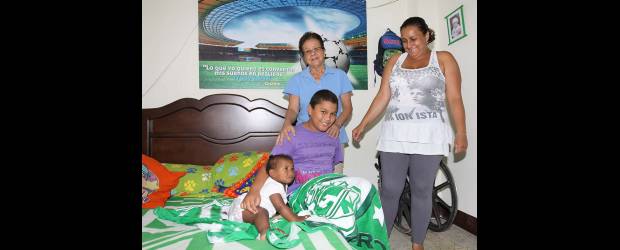 Kevin disfruta de una vivienda digna y propia | Manuel Saldarriaga | La sonrisa amplia en el rostro de Kevin muestra la felicidad que lo embargan a él y su familia con la nueva casa. Aunque sigue convaleciente, la dicha de vivir en una casa más amplia y con más comodidades borró algunos dolores que aún lo aquejaban luego de la operación. A Kevin le falta un riñón, pero tiene casa.
