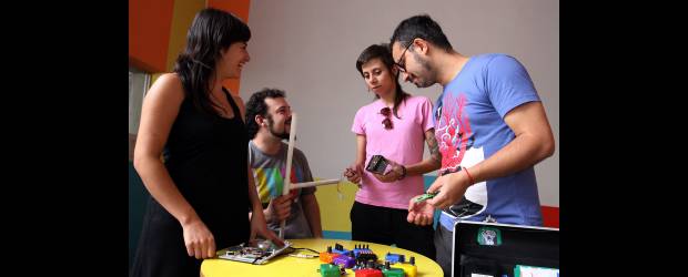 La basura electrónica tiene buen sonido | Róbinson Sáenz | Constanza Piña, de Chile; Ignacio Durán, de España, pero residente en Brasil; Vanessa de Michelis y Cristiano Rosa, de Brasil, compartieron su trabajo experimental con los participantes de los talleres. Esta noche estarán en la Orquesta de los Juguetes, a las 7:00 p.m., en el patio de la Casa del Encuentro del museo.