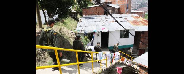 Redada contra 23 presuntos homicidas | Juan Fernando Cano | La presencia de la fuerza púlbica es notoria permanentemente en diversos sectores de la comuna 13, sin embargo las autoridades requieren de la colaboración de la comunidad para capturar a los integrantes de bandas.