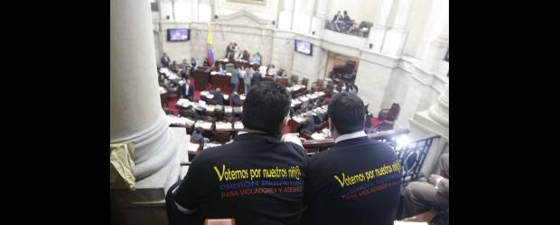 Aprobado referendo que busca cadena perpetua de violadores | Colprensa-Bogotá | Con el apoyo de diez senadores y la oposición de cinco fue votado en forma positiva. Se incluyó una modificación al texto original.
