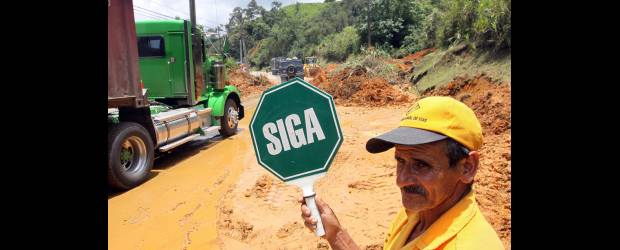 Difícil estado de las carreteras en Antioquia | Hernán Vanegas | En cualquier caso se debe estar atento a las recomendaciones del personal de Invías y las autoridades que prestan acompañamiento en las carreteras.