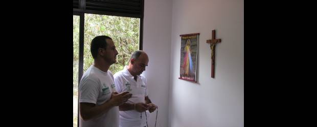 Las camándulas, compañía inseparable de las bielas | Cortesía Equipo de Ciclismo de la Gobernación de Antioquia-Indeportes | Carlos Mario Jaramillo y su sobrino Leonardo Díez, masajista del equipo de la Gobernación de Antioquia, rezan con devoción el Santísimo Rosario.