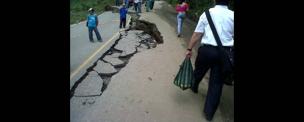 Aislados cinco municipios del Oriente | Cortesía Camilo Mejía, Vía Twitter | Con la pérdida de la banca en el Alto del Chocho, entre El Peñol y Marinilla, cinco poblaciones del Oriente quedaron aisladas de Medellín. Se espera que hoy mismo llegue la solución de parte de la Gobernación de Antioquia.
