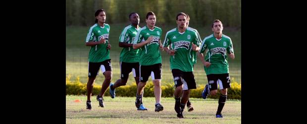 Respuesta física del verde es de 10 puntos | Jaime Pérez | Un trote suave, conducido por el preparador físico Juan Carlos Ángel sirvió para que los jugadores de Nacional realizaran su primer entrenamiento ayer de cara al juego dominical. Aquí, Palomino, Aguilar, Barrientos, Zapata y Santa.