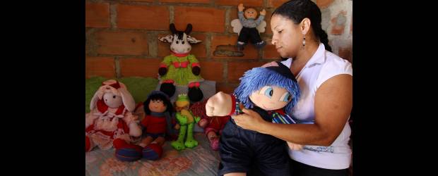 Sobre ausencias y dolor se reconstruye la vida | Róbinson Sáenz | Así como Claudia Pizarro y Elizabeth Romero, que trabajan elaborando muñecos y lencería, hay otras que montaron proyectos como la crianza de animales, elaboración de productos comestibles y otros negocios.