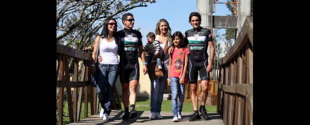 Con o sin bicicleta, Sevilla y Henao, los nuevos parceros | Manuel Saldarriaga, Rionegro | Carolina, Sergio, Ivonne, Mía (tres meses de nacida), Luna y Sevilla, son inseparables por fuera de las carreteras. La gran amistad entre los dos ciclistas los ha llegavo a compartir muchas cosas.