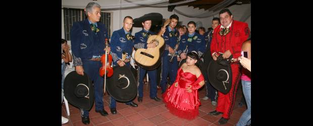 Unos 15 como la princesa del barrio | Cortesía Dora Ruby | Con la ayuda de los vecinos del barrio, el sueño de Karen Denis Rueda, de celebrar en grande su fiesta de quince años, se hizo realidad. Con un mes de anticipación, los vecinos recogieron fondos para celebrarle su cumpleaños y llevarle mariachis. Las fotos se publican con autorización de su madre.