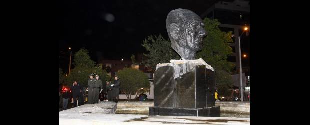 Amenazas preocupan a la familia Gómez | Colprensa, Bogotá | En este sitio del norte de Bogotá se produjo anoche la explosión de un artefacto de mediano poder, sobre el busto del expresidente Laureano Gómez.