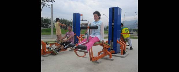 Entre palos y tarros, gimnasios urbanos toman vida | Jaime Pérez | El gimnasio al aire libre de la unidad deportiva Tulio Ospina es único en el área metropolitana, por la buena estructura de sus equipos. Tiene máquinas adaptadas para tener grandes cargas de trabajo y soportar la intemperie. El proyecto tiene un correo para interesados: gimnasiosurbanos@hotmail.com