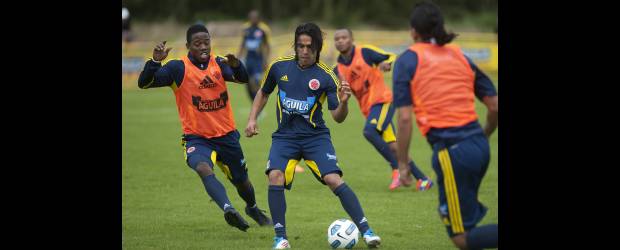 Si me toca trancar a Messi, lo haré | Colprensa | El que acosa a Falcao García es Carlos Sánchez, el volante de contención que tiene pensando a Bolillo Gómez en su intento de frenar al estelar Lionel Messi. Sánchez, chocoano, con experiencia en el fútbol francés, dice que no tiene complejos a la hora de marcar, así al frente esté el mejor del mundo.