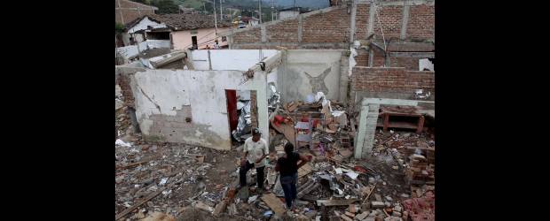 Reconstruir bajo el miedo de otro ataque | Manuel Saldarriaga, Enviado Especial | En Toribío y Corinto, los residentes esperan las ayudas del Gobierno Nacional para reconstruir no solo sus viviendas, sino también sus vidas. El CICR también brindará ayuda a las familias afectadas por los ataques de las Farc.