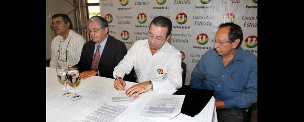 Bloque conservador se suma a Estrada | Juan Antonio Sánchez | Fabio Valencia Cossio, Carlos Mario Estrada y Juan Gómez Martínez, firmaron el acuerdo programático que tuvo como garante al exministro Andrés Uriel Gallego. El acuerdo contempla temas como el desarrollo en infraestructura, la equidad. el medio ambiente, la Fábrica de Licores de Antioquia.