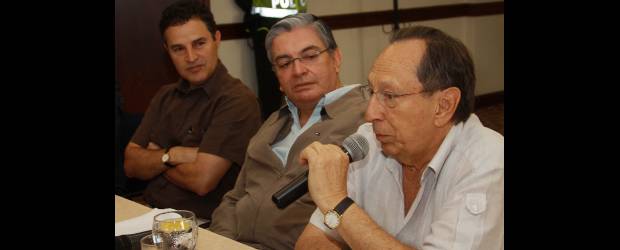 Aníbal define sus cuadros | Robinson Sáenz | Aníbal Gaviria, Fabio Valencia y Juan Gómez Martínez durante la reunión en la que se conformó el equipo de expertos para los cuadros de campaña.