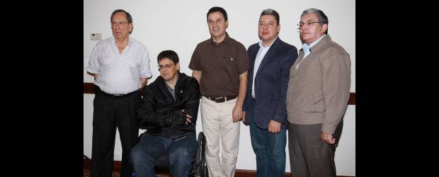 Se consolida apoyo a Aníbal Gaviria | Robinson Sáenz | El exgobernador Juan Gómez Martínez, el concejal Álvaro Múnera, el candidato Aníbal Gaviria Correa, el concejal Nicolás Albeiro Echeverry y el exministro Fabio Valencia Cossio, durante la reunión programática.