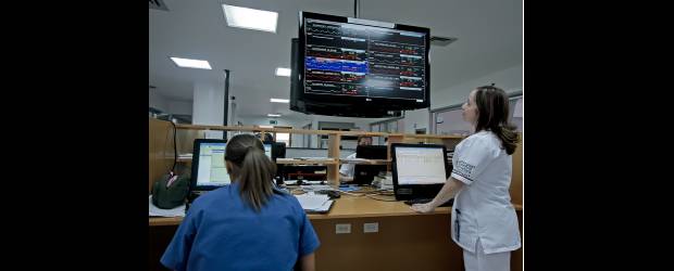 Dos unidades, dos maneras de proteger | En la Unidad de Cuidados Intensivos es posible tener otros equipos para apoyar al paciente en su recuperación, como los ventiladores que ayudan a los pulmones en su trabajo.