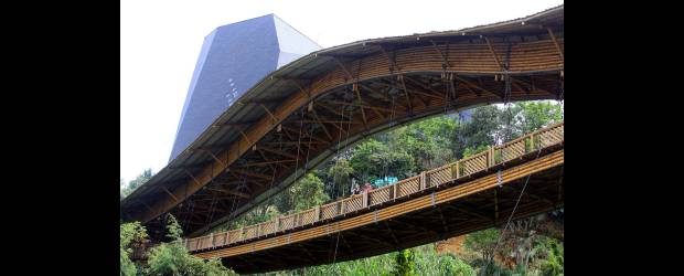 Puente de guadua en lugar de servir, preocupa | Juan Fernando Cano | El puente de guadua, en Santo Domingo Savio, está elevado 27 metros sobre el suelo y regala una vista privilegiada de la ciudad. El habitante, John Agudelo, dijo que pensaron que la obra los beneficiaría por la llegada de turistas, pero se convirtió en un problema, pues la gente no lo usa y es peligroso en las noches.