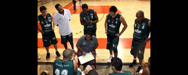 El Orgullo se trajo valioso triunfo | Edwin Bustamante | El quinteto de Orgullo Paisa jugaba anoche y hoy repite el encuentro ante Guerreros de Bogotá. El técnico Johnny Arcila, muy atento a las indicaciones.
