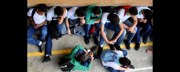 Una escuela que tiene retos | Archivo | No solo las luchas entre combos o el microtráfico, son los problemas contra los que lucha la escuela, el matoneo, o también abuso escolar, es una tendencia que lleva a los estudiantes a abandonar las instituciones educativas.