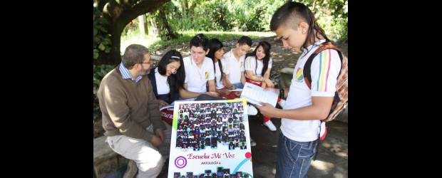 Alumnos del Inem tienen su vena poética | Róbinson Sáenz | El profesor Carlos Agudelo alborotó la inspiración de sus estudiantes. Ellos le escriben a la vida, al viento o a la soledad en la que se refugian.