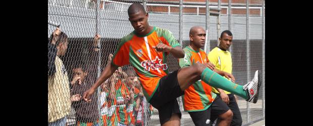 Una victoria para que Envigado pase | Manuel Saldarriaga | Nelson Lemus, en la práctica con Néider Morantes y Carlos Barahona, suma dos goles este año con Envigado. El último fue el del triunfo 2-1 ante Tolima.