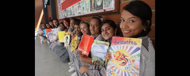 Un colegio que tiene horizonte | Hernán Vanegas | En el centro de la fotografía la profesora Marina Gil Amaya, directora de la Revista Horizontes . Todas las niñas del colegio participan en la creación de la publicación, desde los textos hasta el diseño.